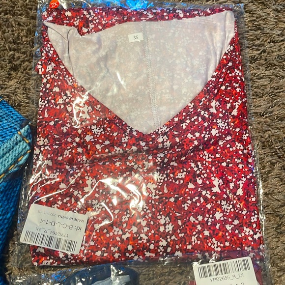 FOUR PACK Mid-Sleeve Satin V-Necks - Picture 5 of 7